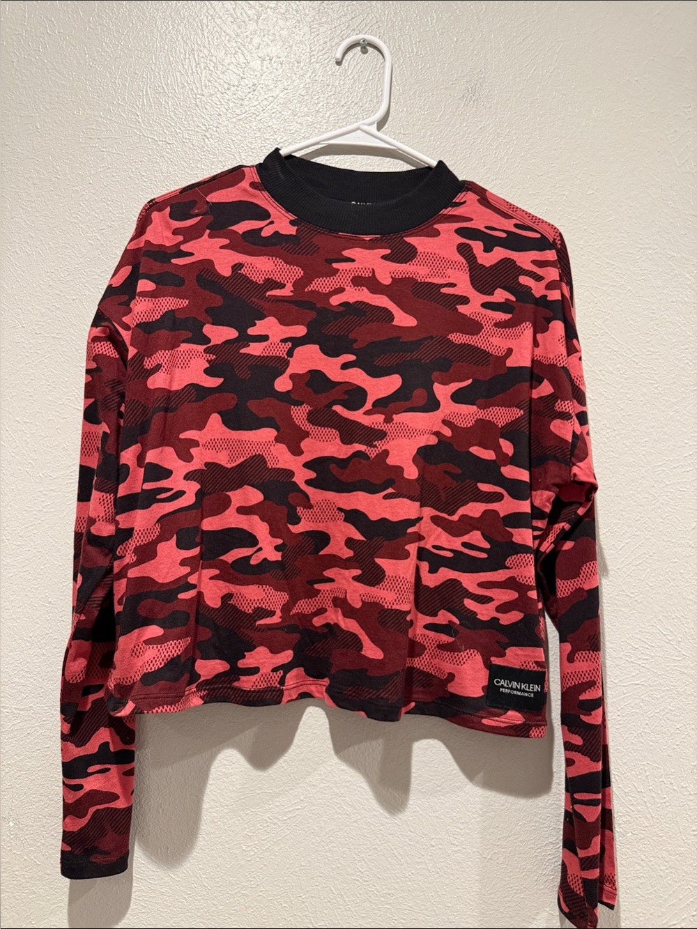 Calvin Klein Performance Camo Long-Sleeve Crop Tee. PTP 21”. Length20”